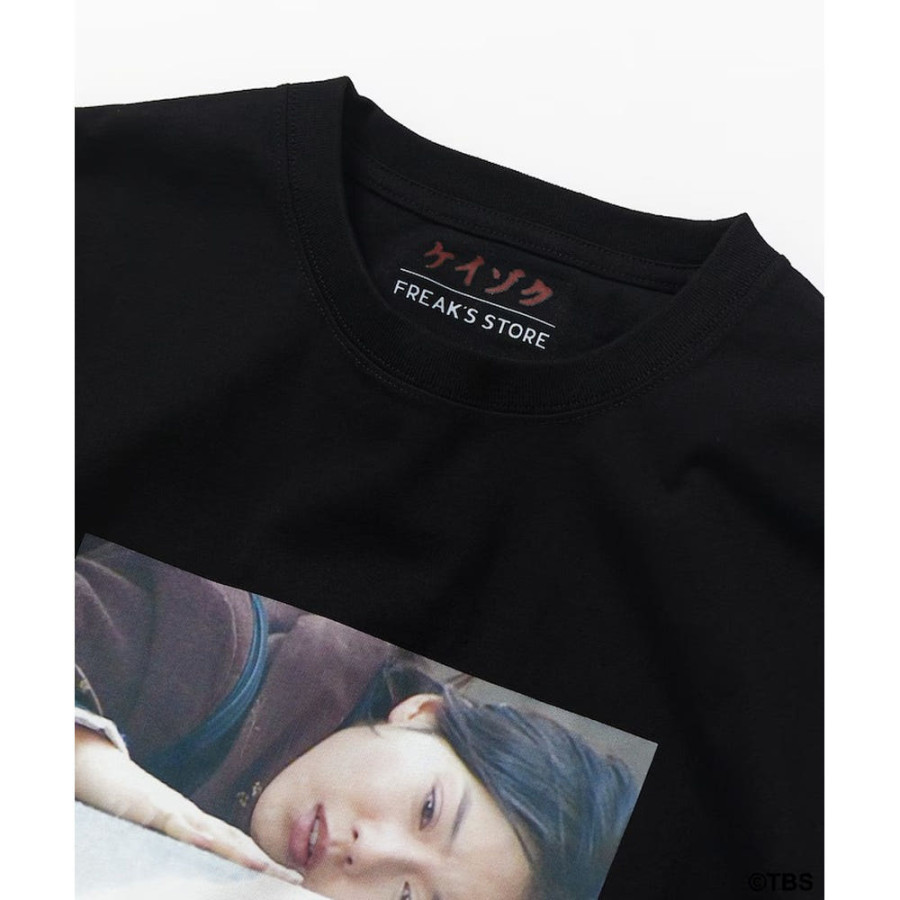 프릭스스토어 TBS 드라마 케이조쿠 콜라보 SHIBATA 프론트 프린트 숏슬리브 크루넥 반팔 티셔츠 B 2컬러 1026248902618